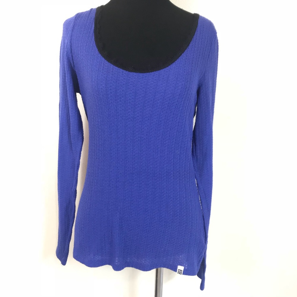 ROXY BLUE L/S BLACK LACE NECK THERMAL TOP SIZE M